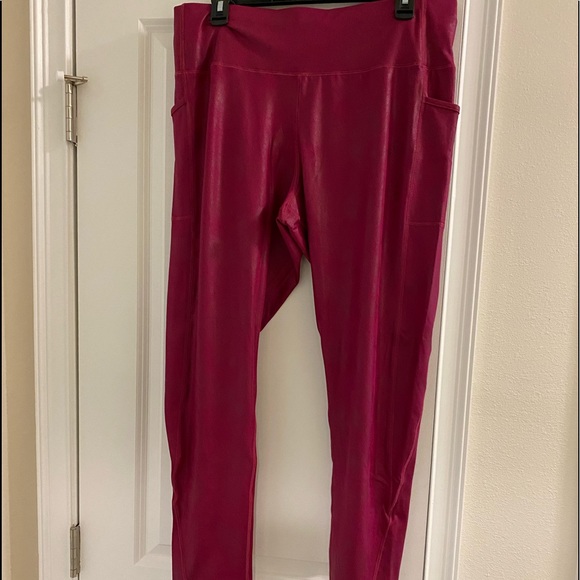 New York and Company High-Waisted Metallic Pocket Legging - Picture 4 of 5